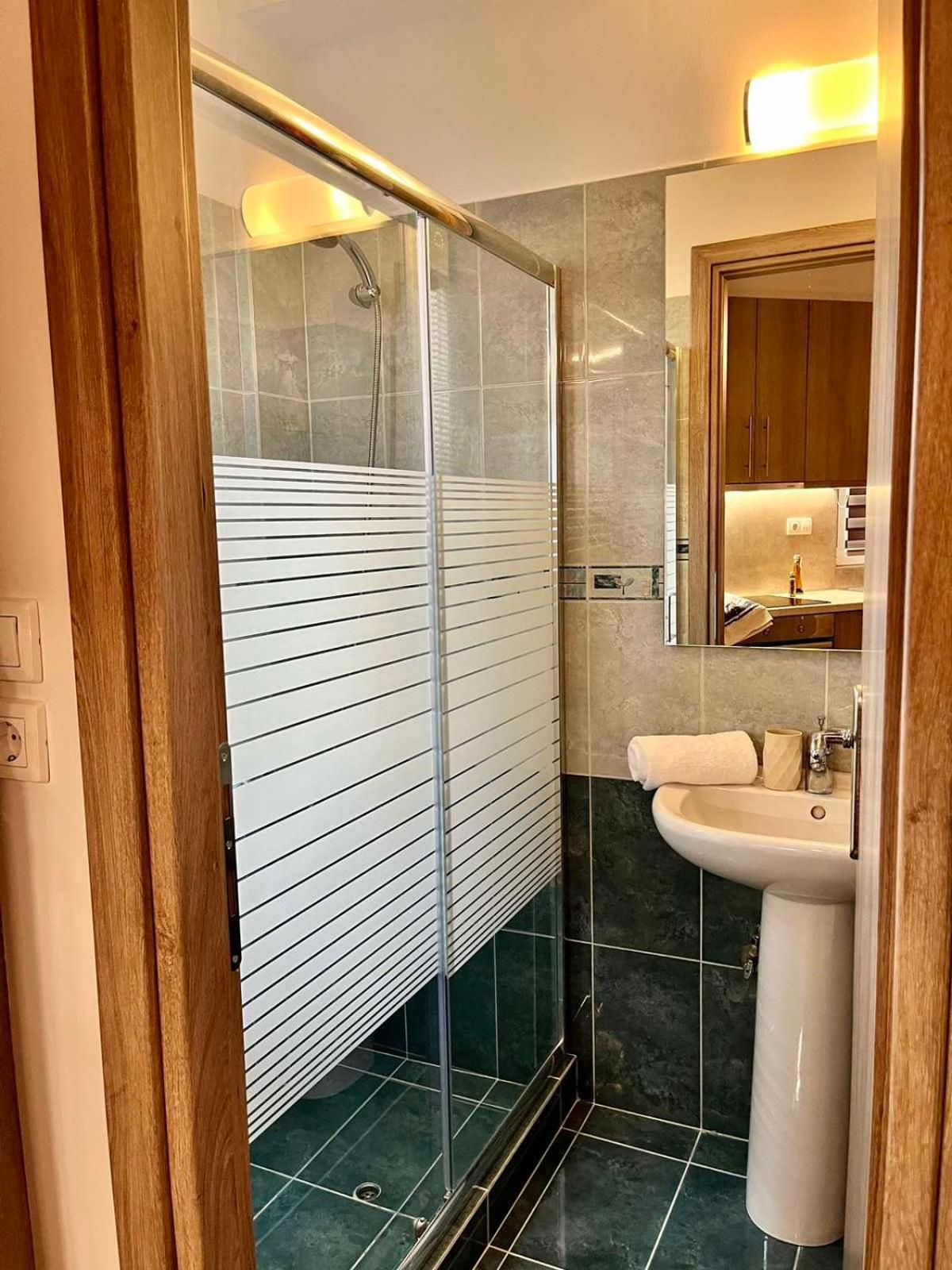Lia'S Luxury Apartment - Near Airport コロピオン エクステリア 写真